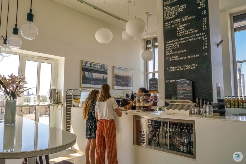 Studentische Atmosphäre im Café Vorhoelzer in München