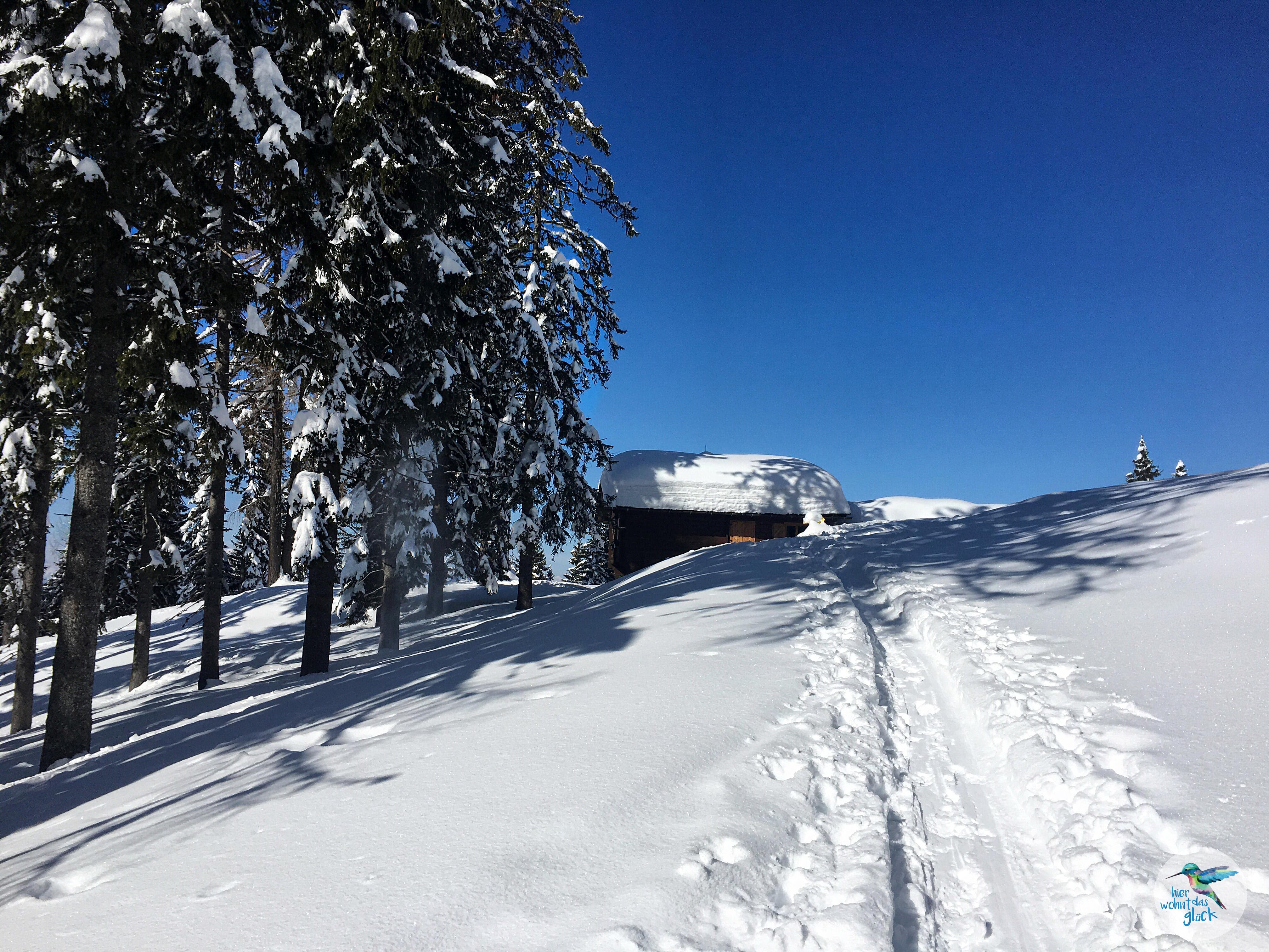 Langsam erblickt man die Bertahütte am Fuße des Mittagskogels