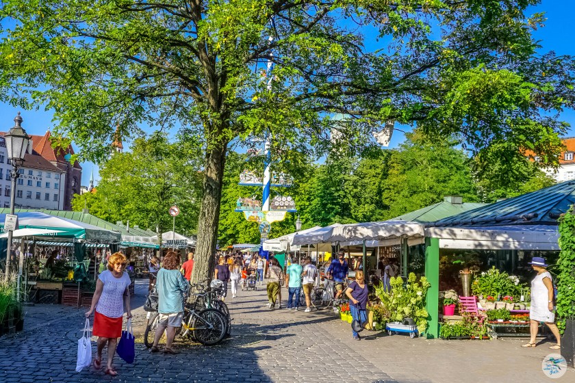 Reges Treiben am Viktualienmarkt in München