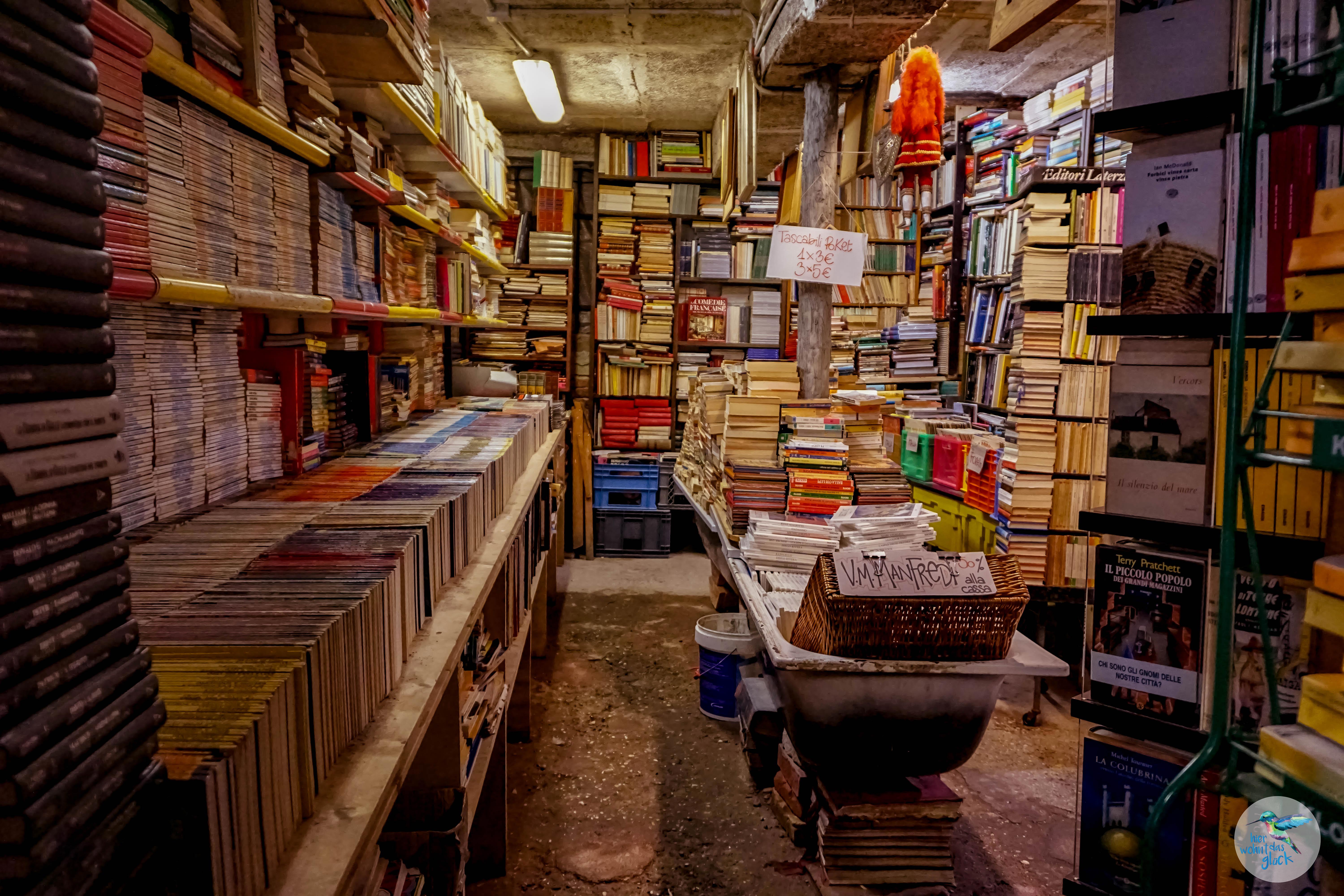 Venedig: in Scheibtruhen, Gondeln und co. stapeln sich jede Menge Bücher in der "Libreria Acqua Alta"