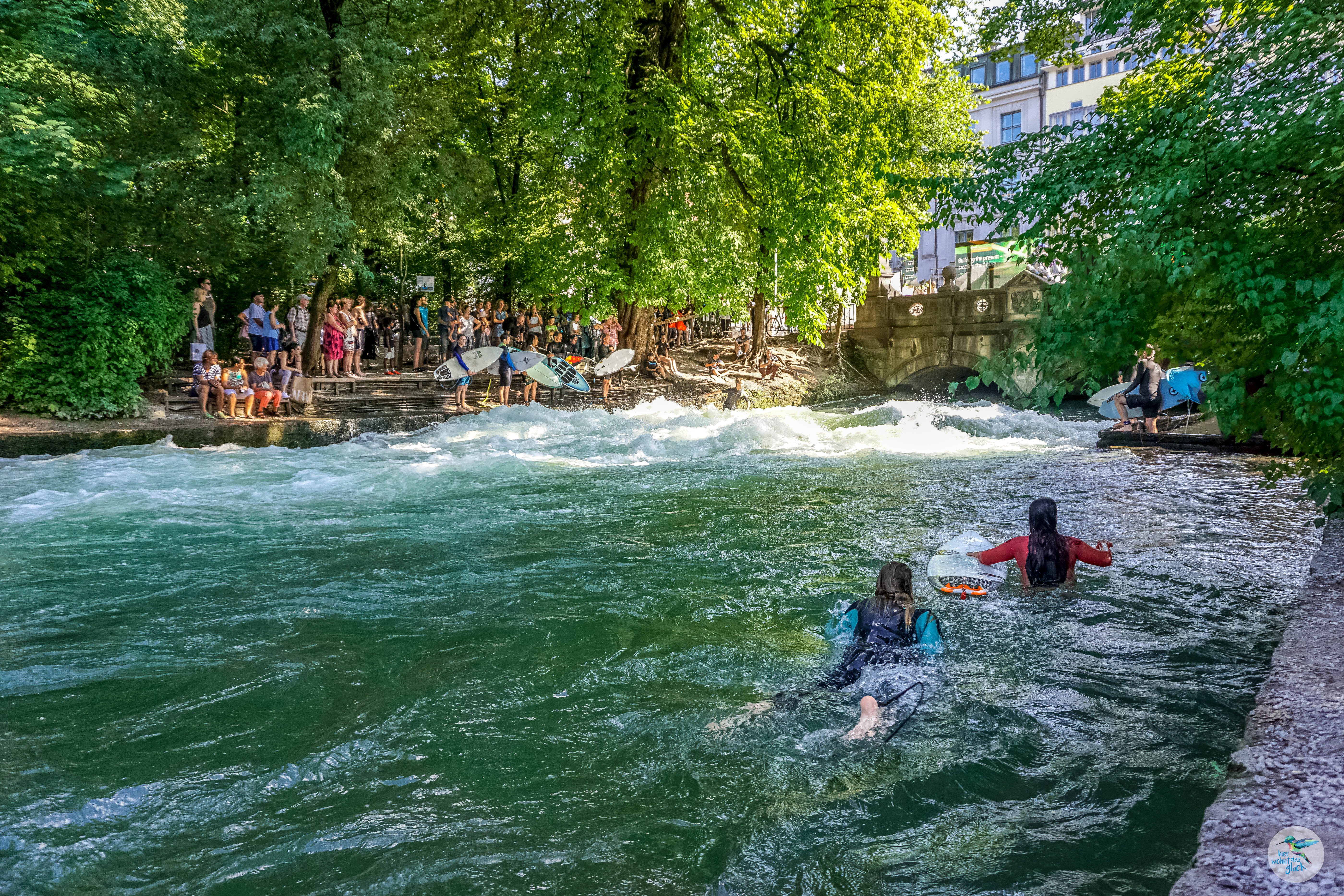Die Eisbachwelle - Surfen mitten in München