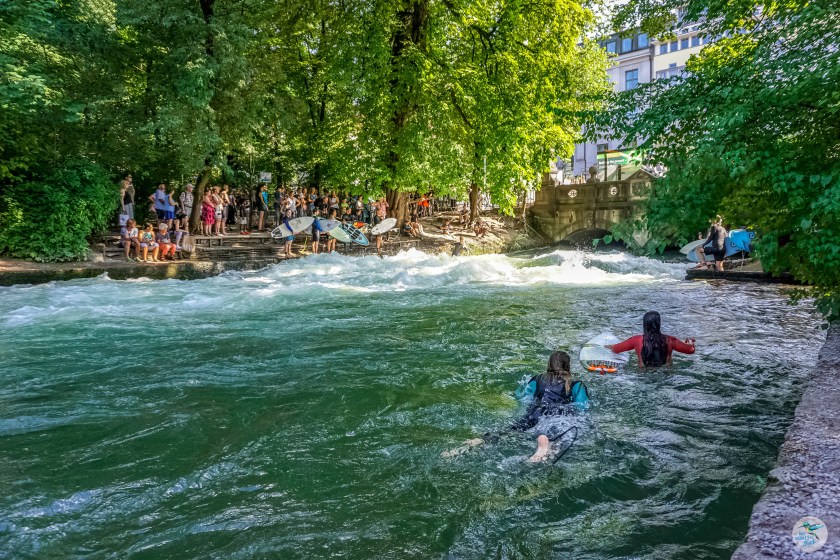Die Eisbachwelle - Surfen mitten in München