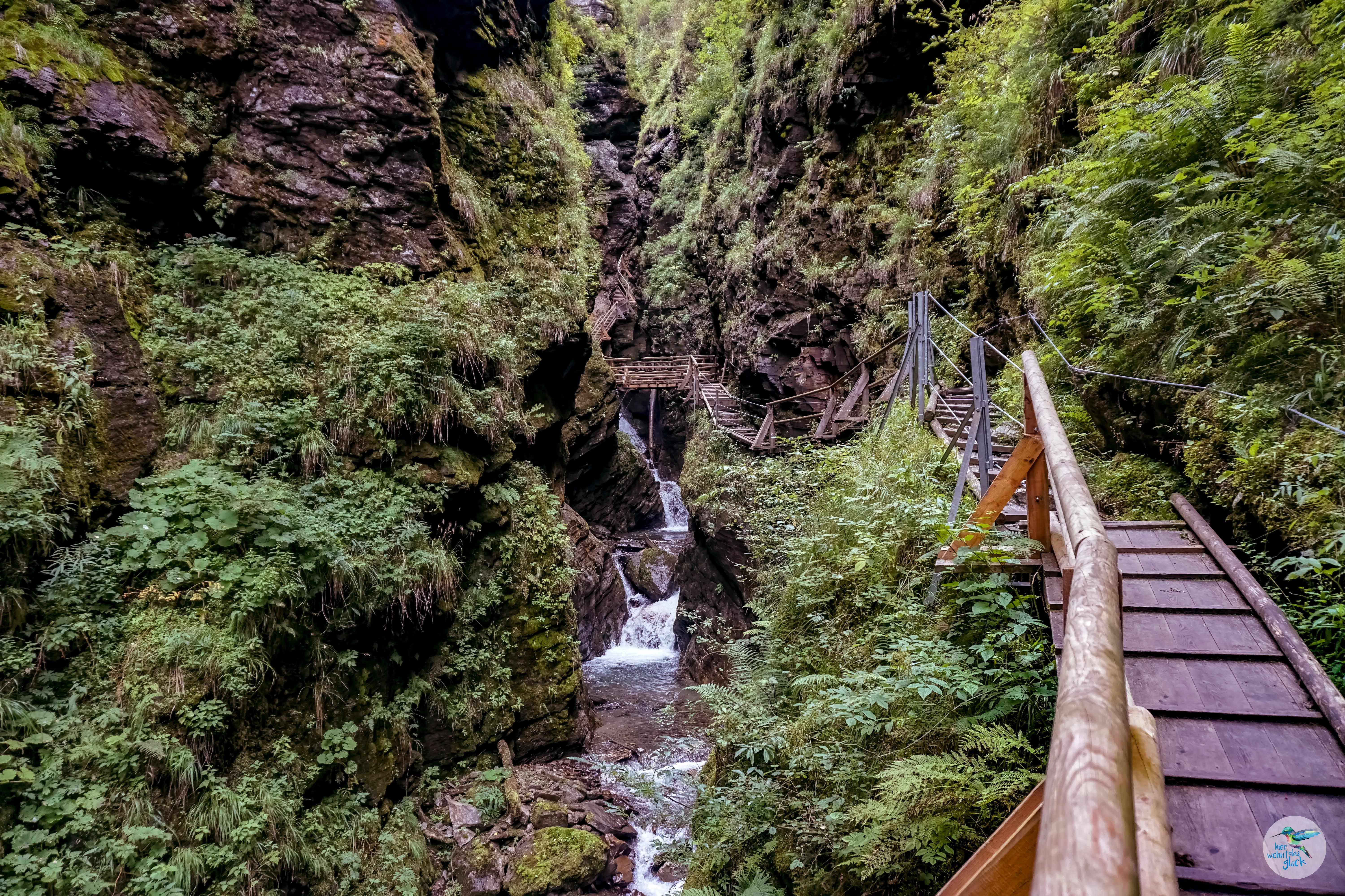Über angelegte Wege und Brücken durch die Raggaschlucht