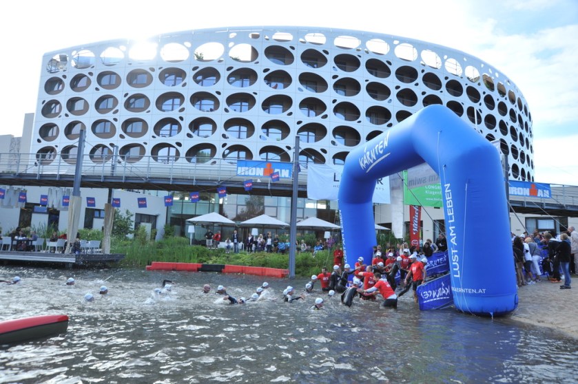 Ironman Austria: Ende der Schwimmstrecke, weiter geht´s mit 180 km Radfahren