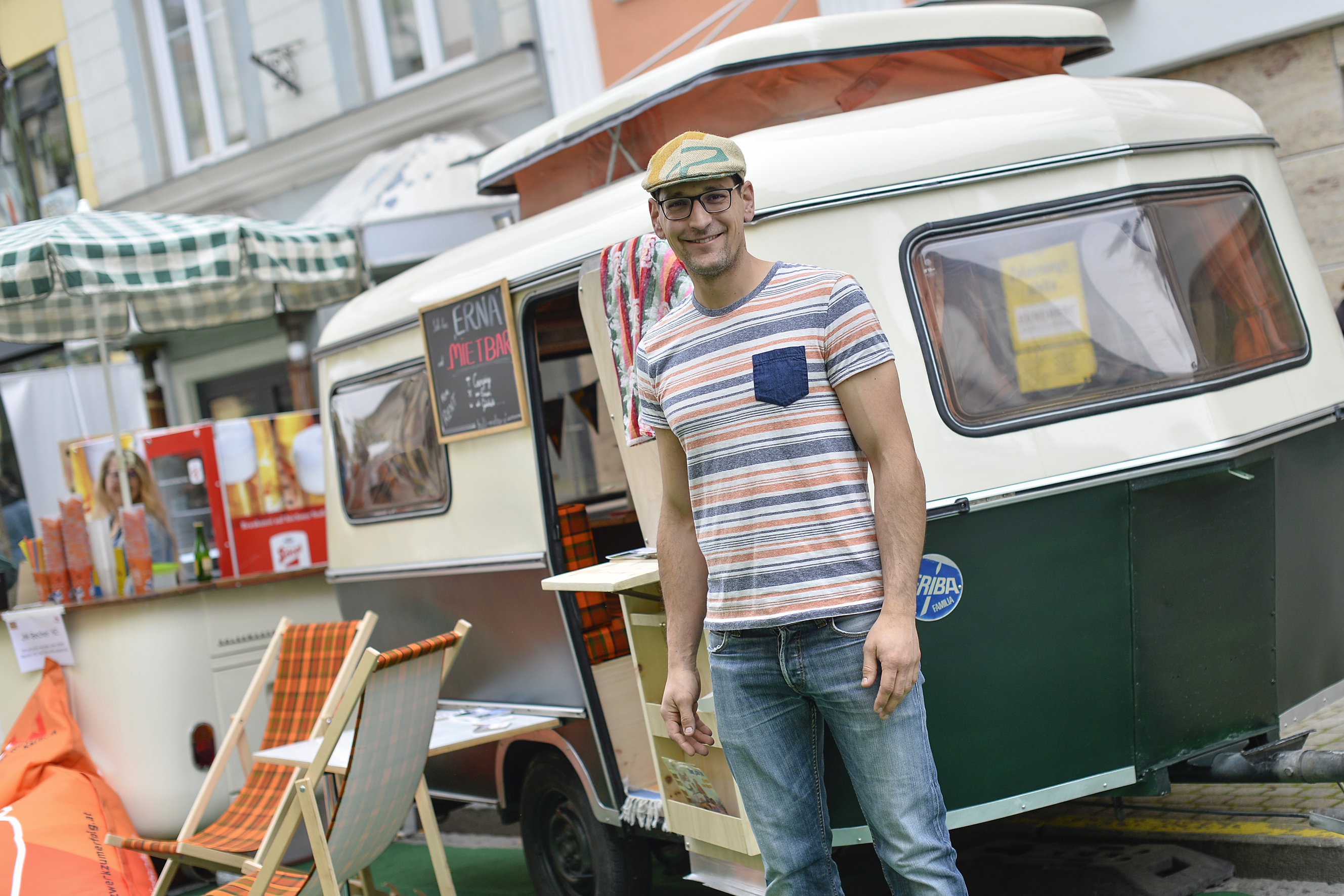 Roman mit seiner Bulli-Mietbar "Erna", die als Bar der Jungen Wirtschaft diente 