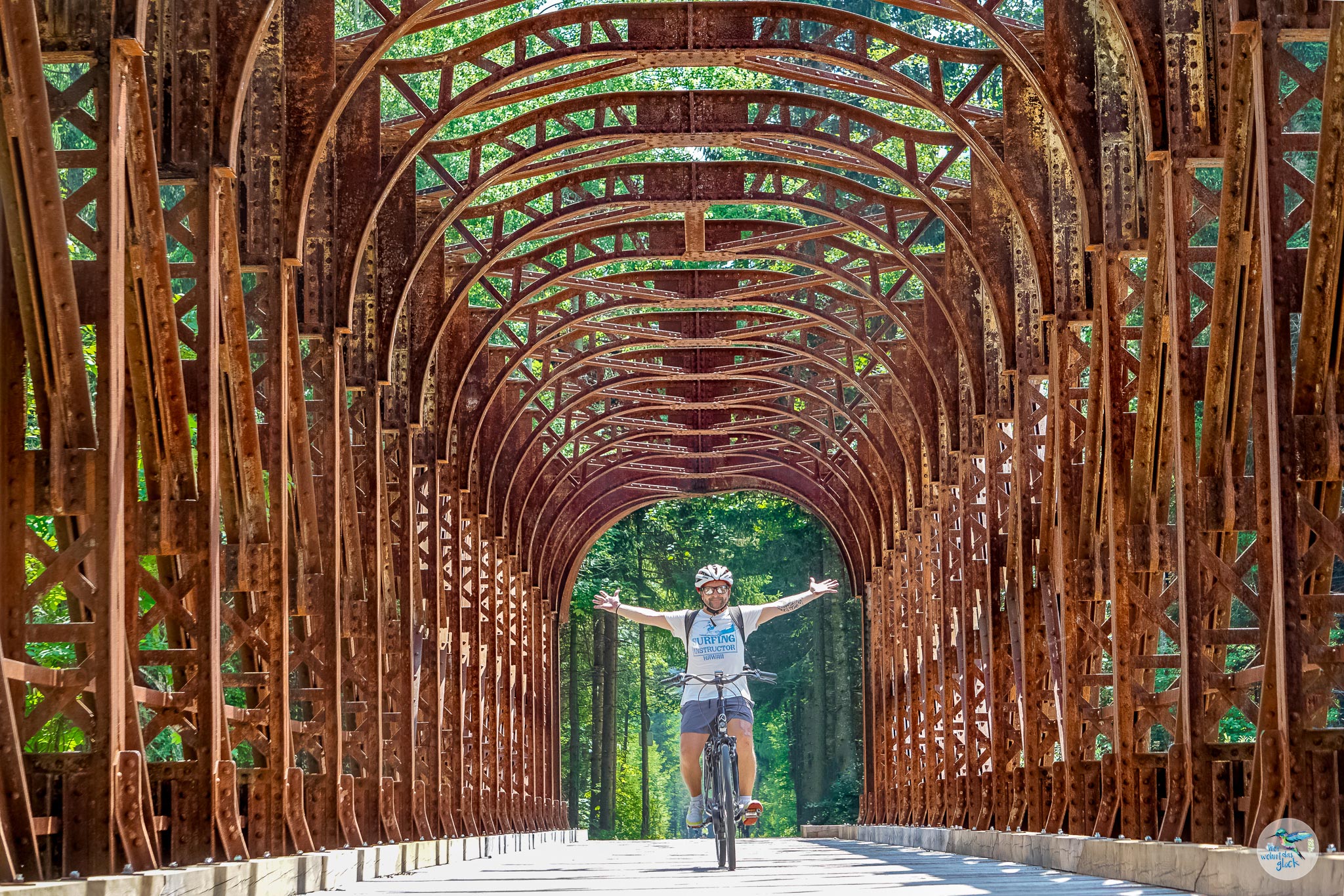 Save Radweg: Andreas beim Fahren über die Eisenbahnbrücke