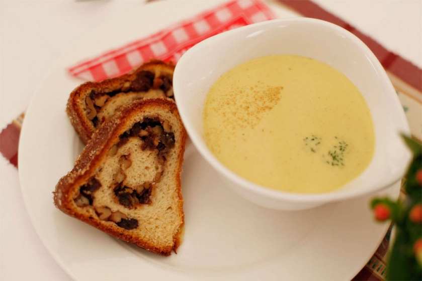 Traditionelle Kirchtagssuppe mit Kärntner Reindling
