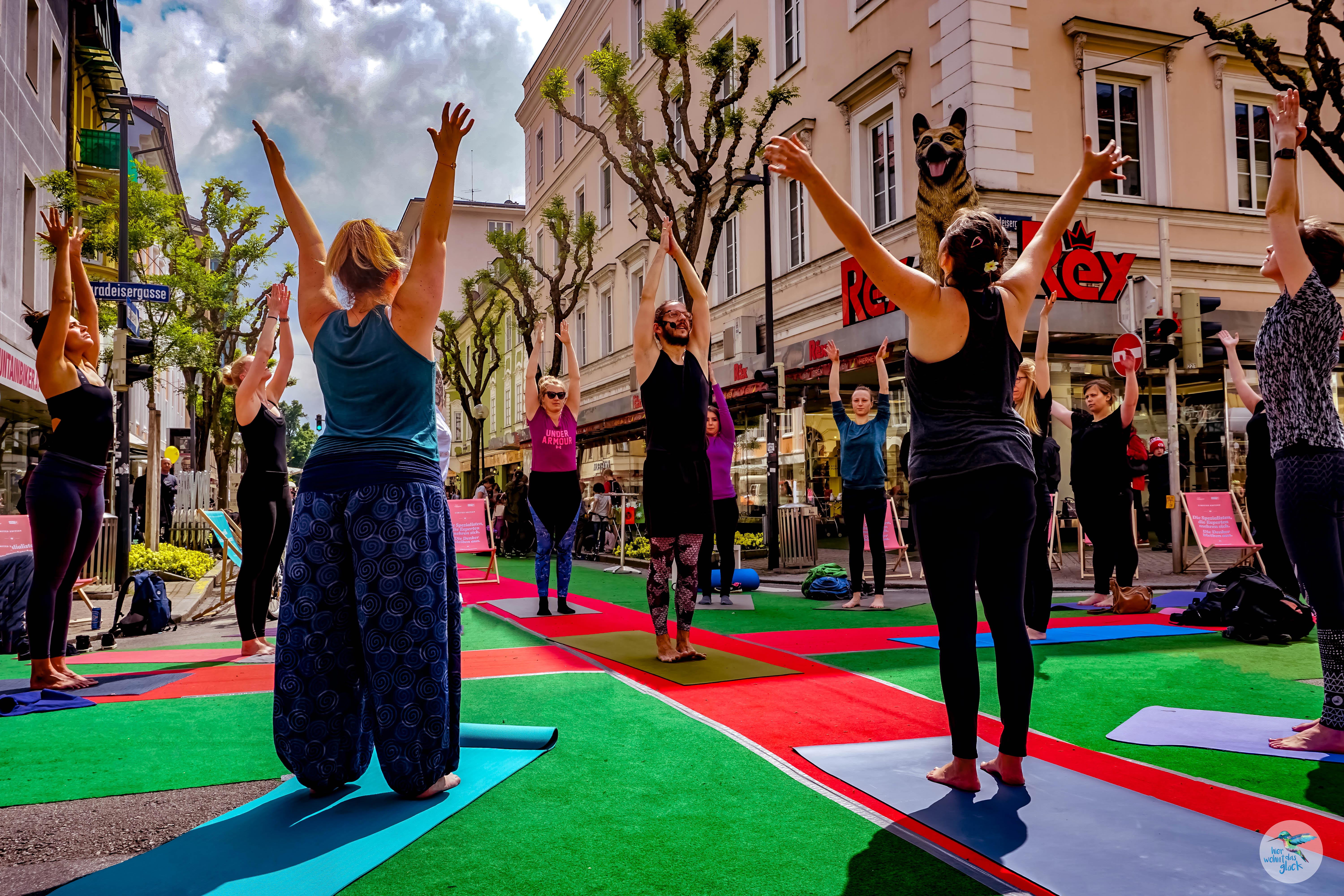 Sonnengruß bei Sonnenschein mitten in der Stadt